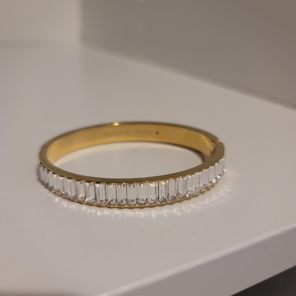 Michael Kors Baguette Bangle Clasp Chain Close - Picture 1 of 15
